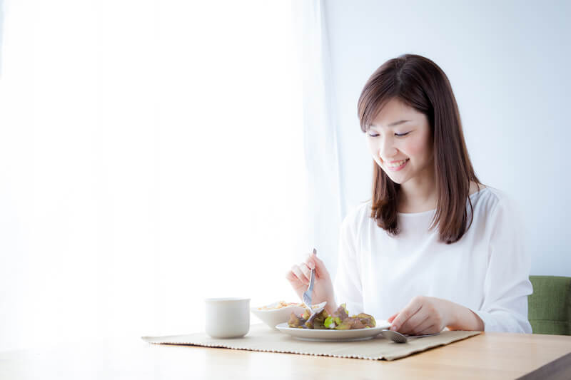 ご飯を食べる女性