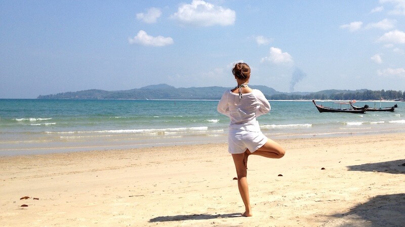 海でヨガを楽しむ女性