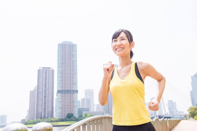 運動する女性